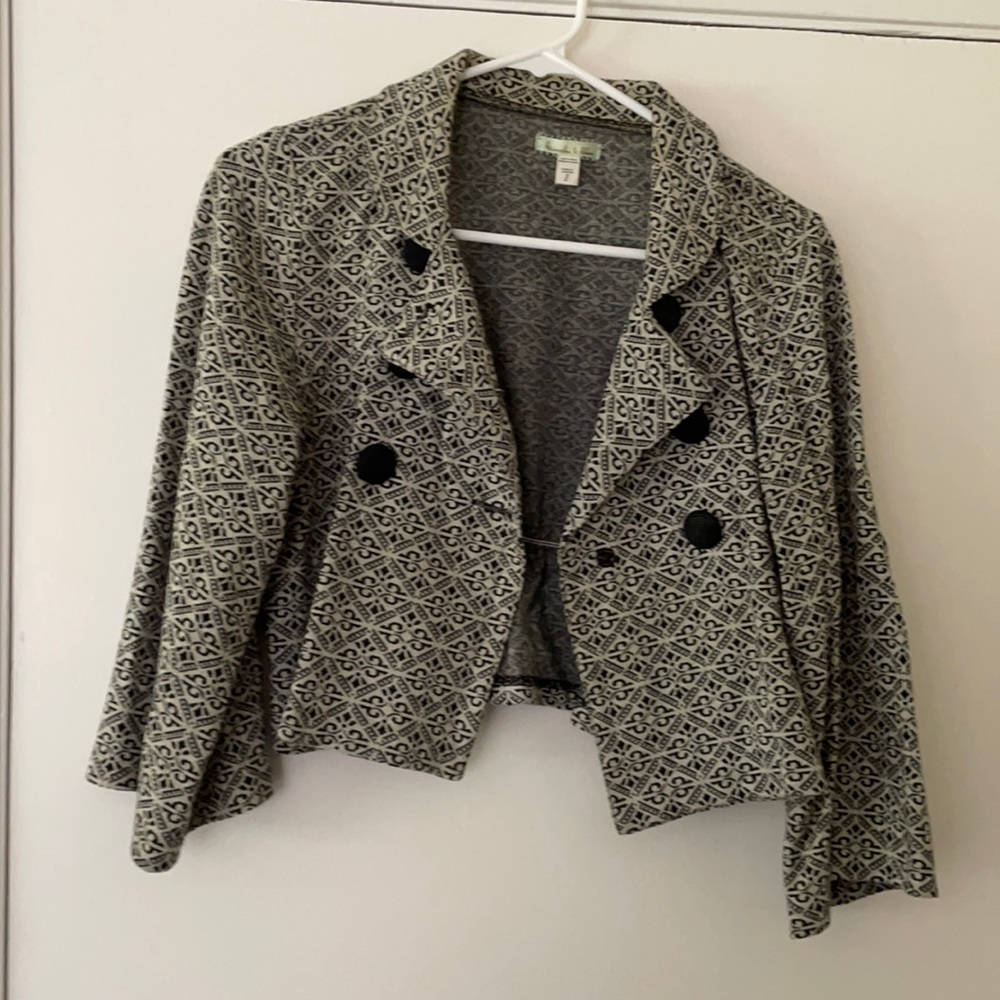 Cropped black and white jacket